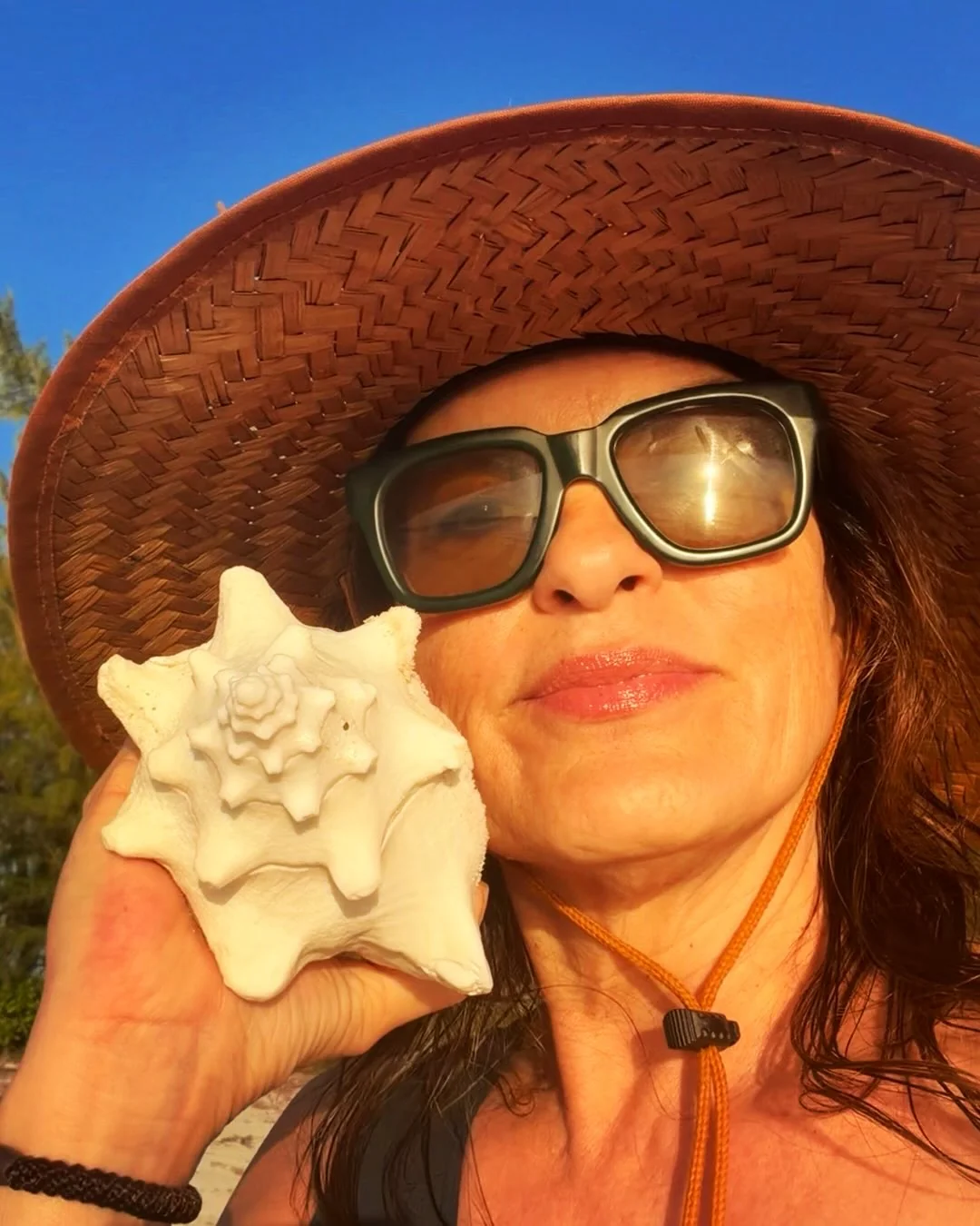 Mariska Hargitay, 62 picture 2 of 2