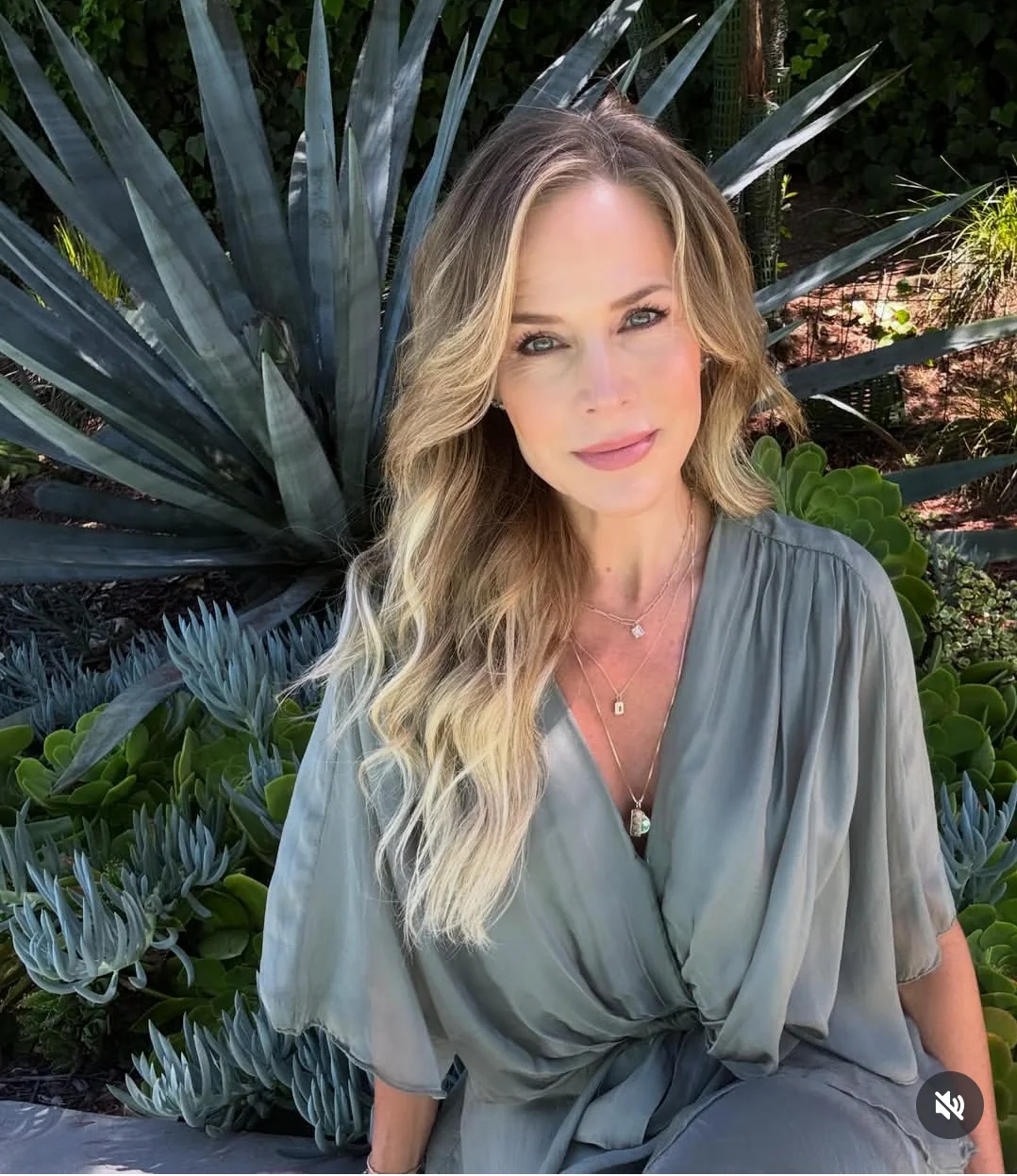 Julie Benz, 53 picture 1 of 1