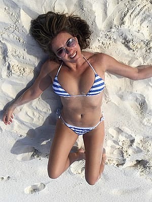 Elizabeth Hurley, 60'