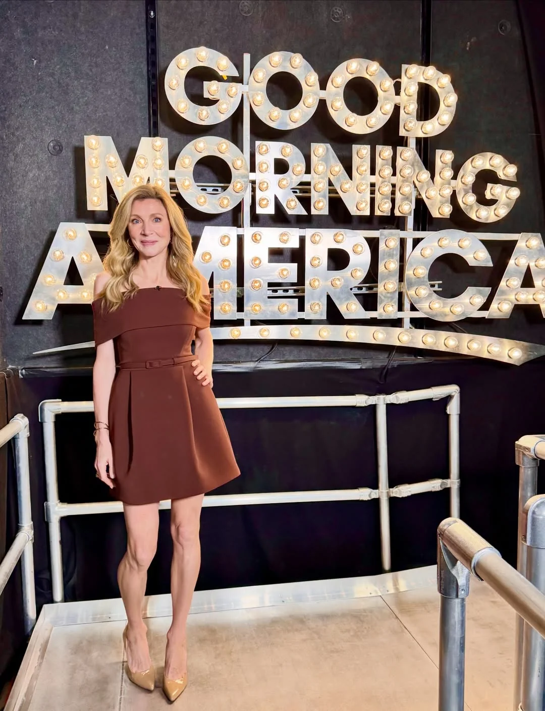 Sarah Chalke, 49 picture 2 of 3