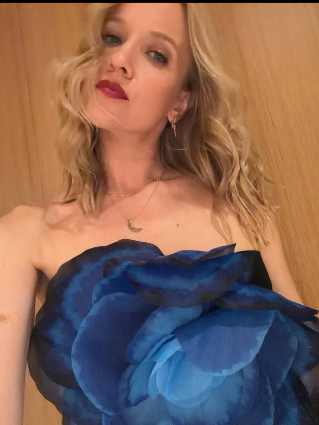 Jessy Schram, 40 picture 2 of 2
