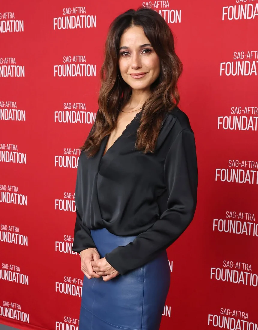 Emmanuelle Chriqui, 50 picture 1 of 3