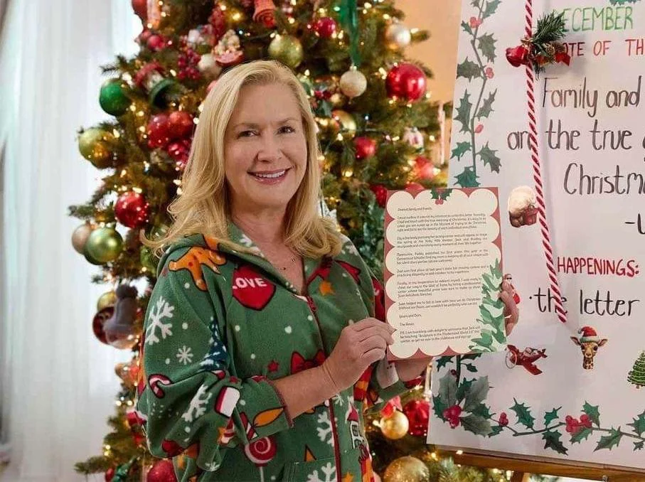 Angela Kinsey, 53 picture 2 of 4