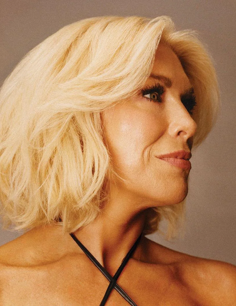 Hannah Waddingham, 51 picture 2 of 5