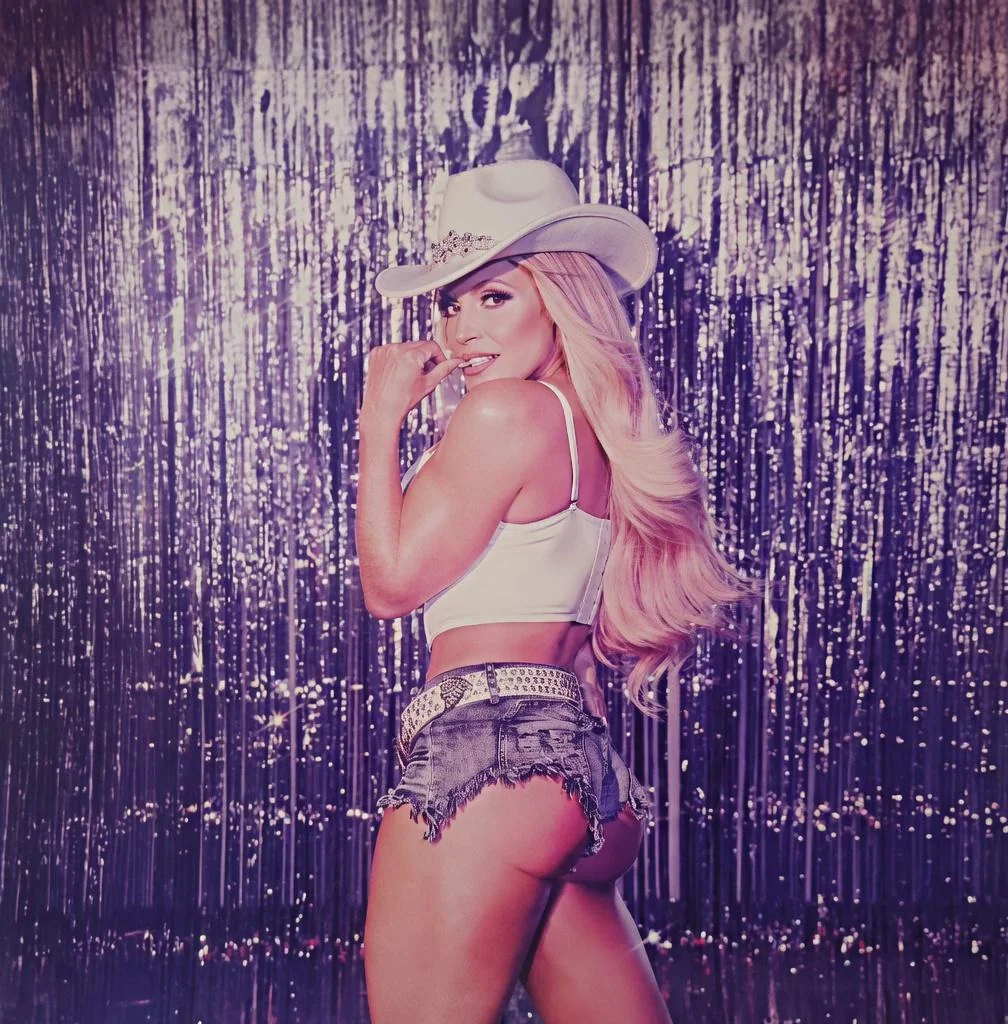 Trish Stratus, 50 picture 1 of 1