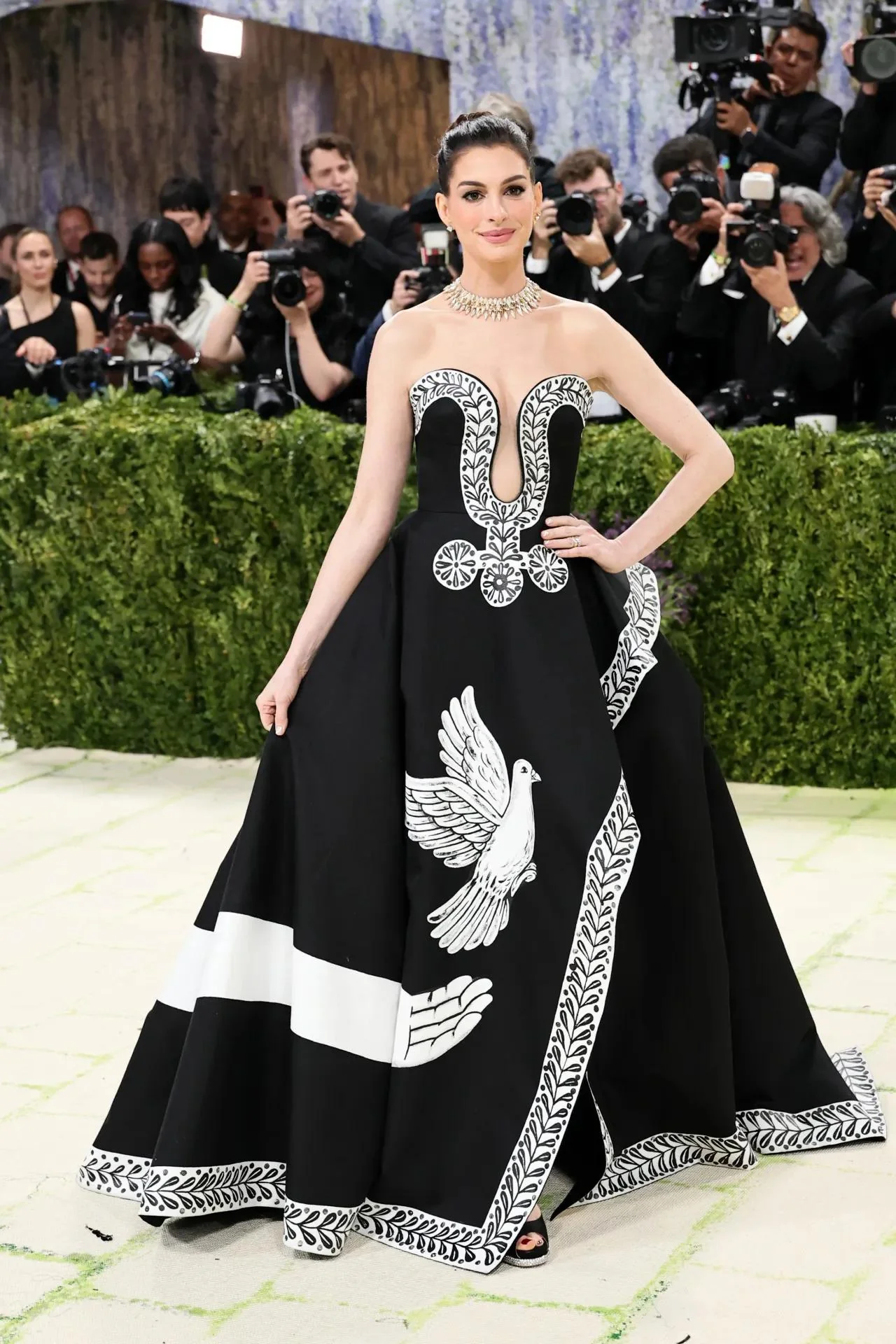 Anne Hathaway, 43 picture 1 of 8