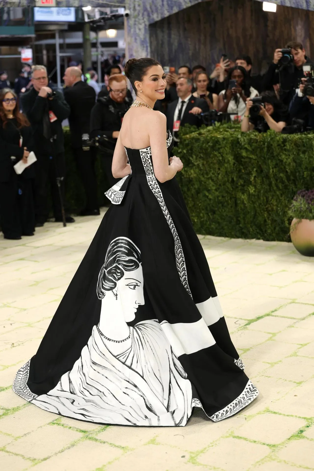 Anne Hathaway, 43 picture 3 of 8