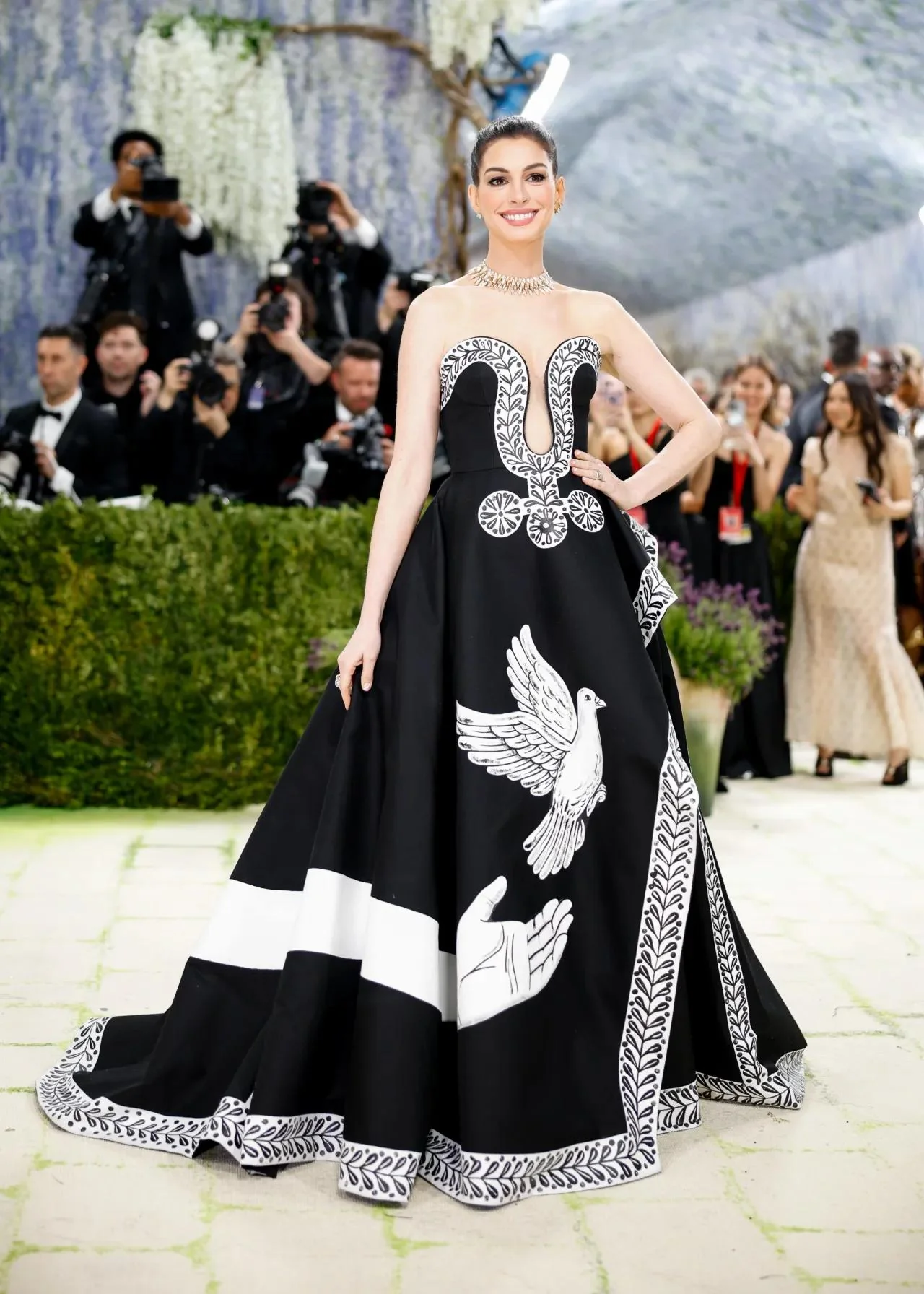 Anne Hathaway, 43 picture 4 of 8