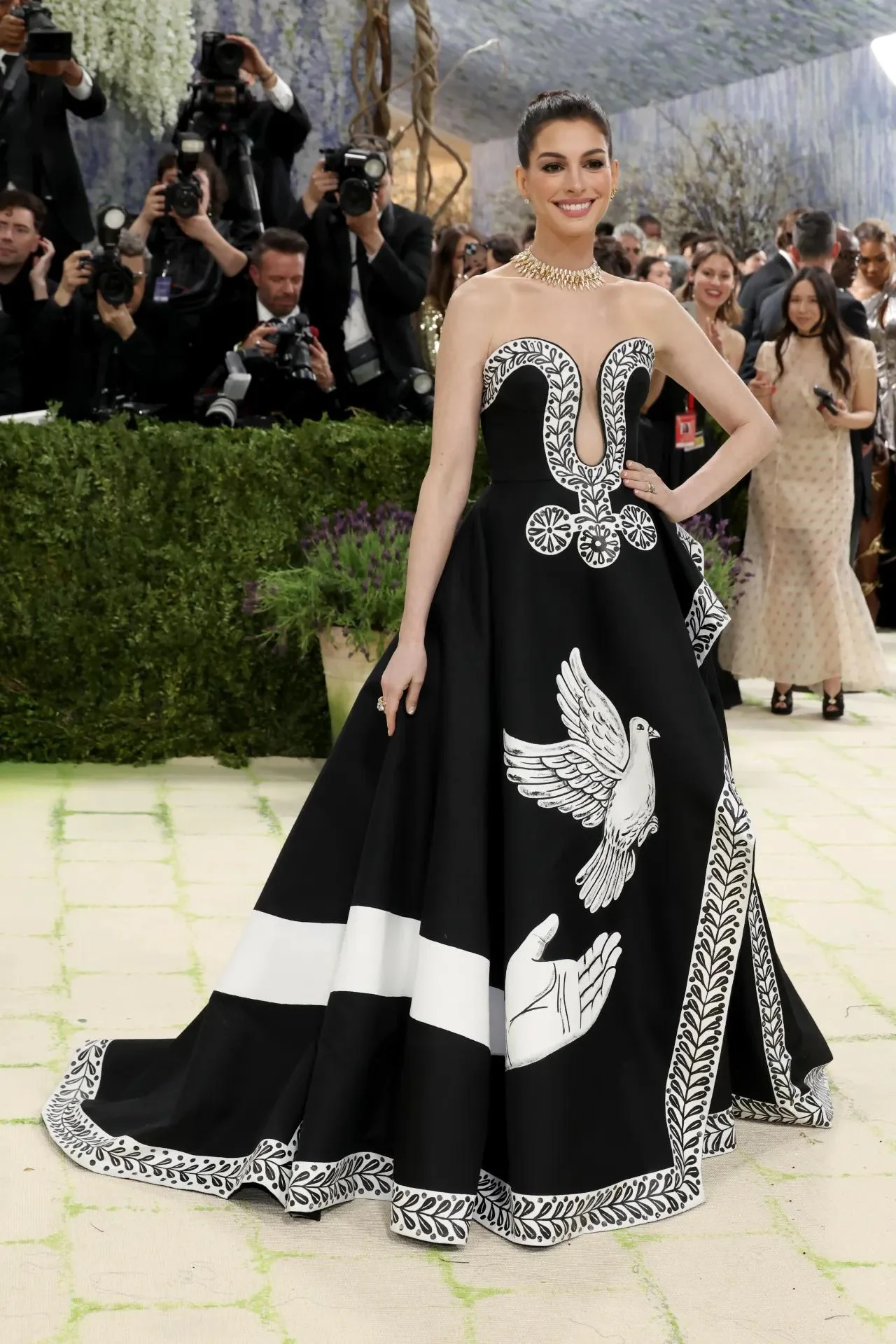 Anne Hathaway, 43 picture 5 of 8