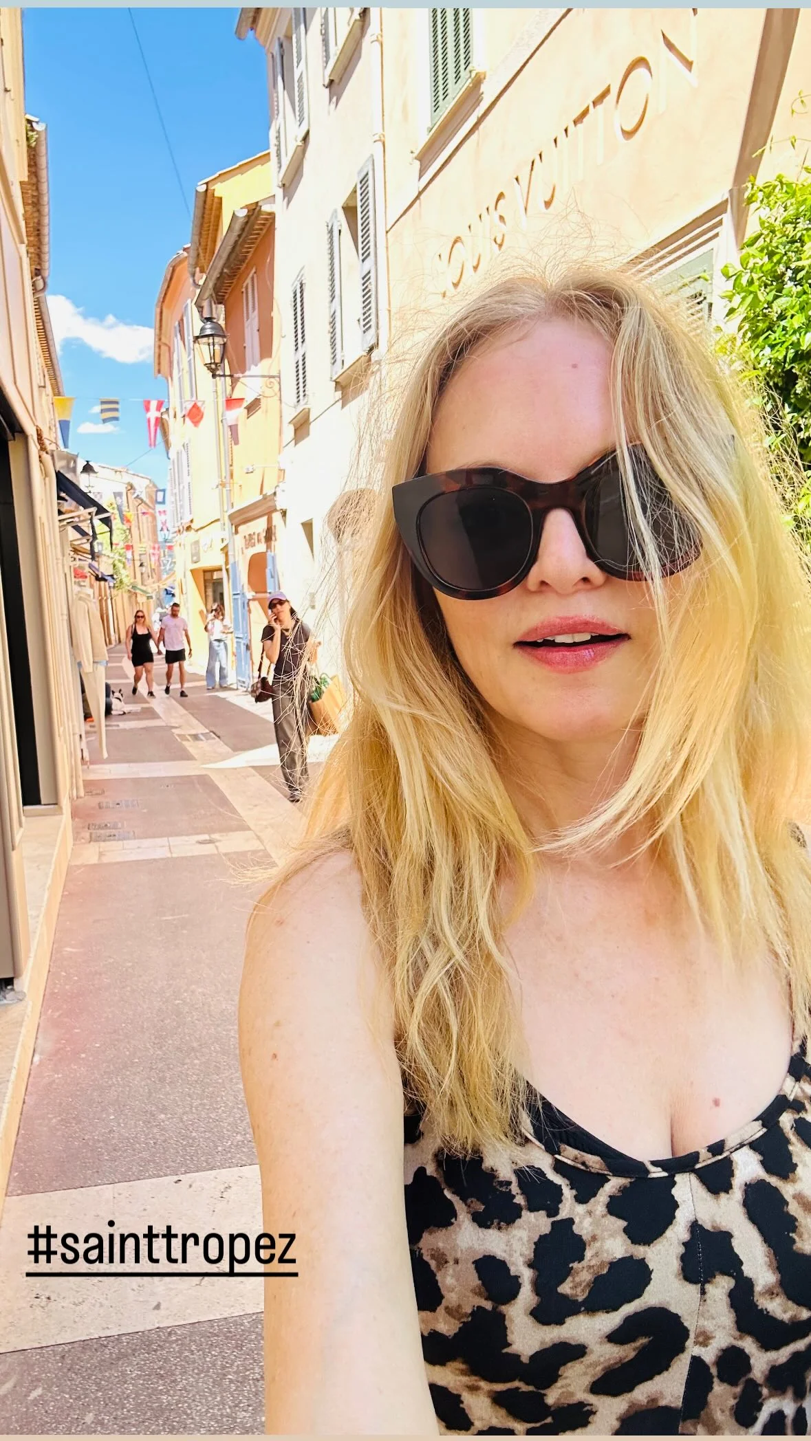 Heather Graham, 56 picture 1 of 2