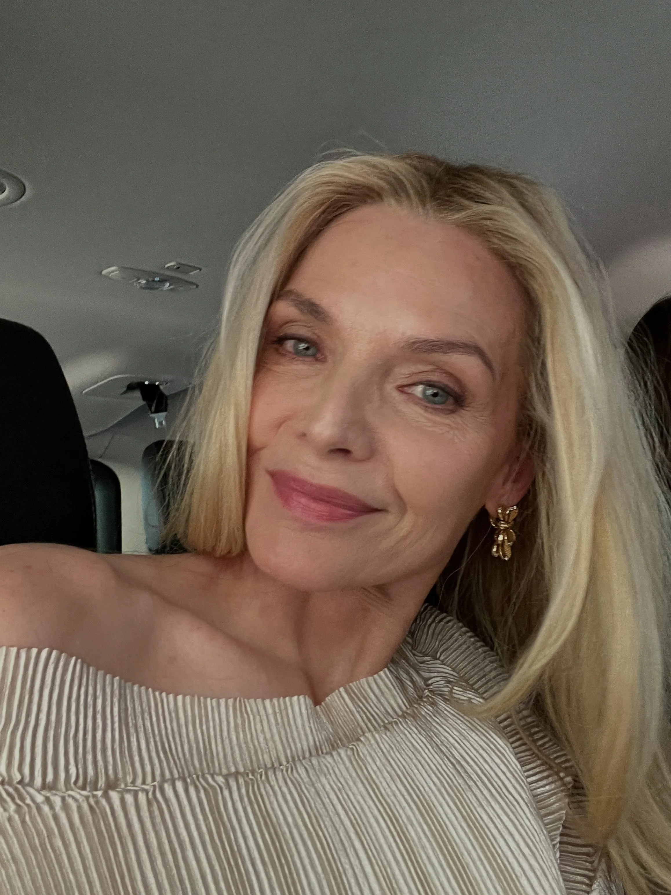 Michelle Pfeiffer, 68 picture 2 of 3