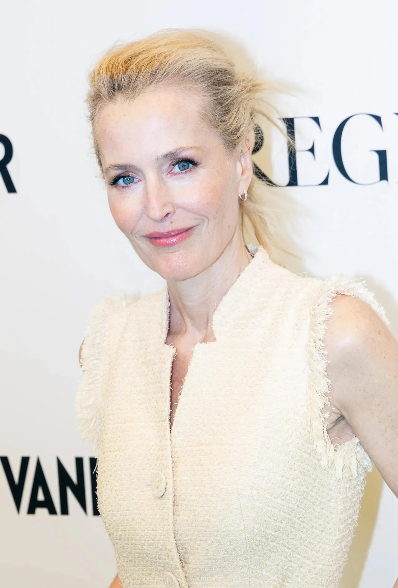 Gillian Anderson, 57 picture 1 of 9