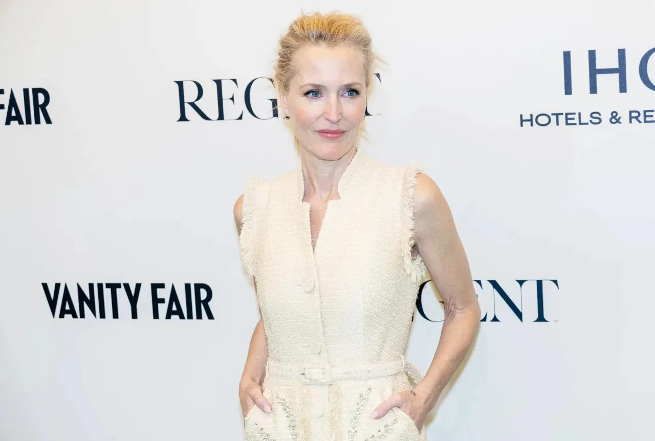 Gillian Anderson, 57 picture 2 of 9