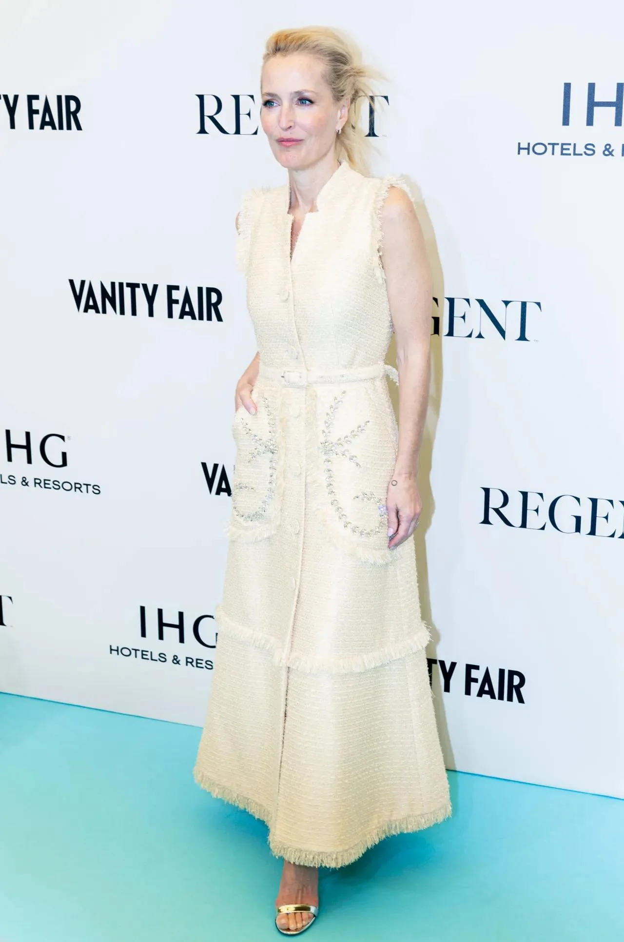 Gillian Anderson, 57 picture 5 of 9