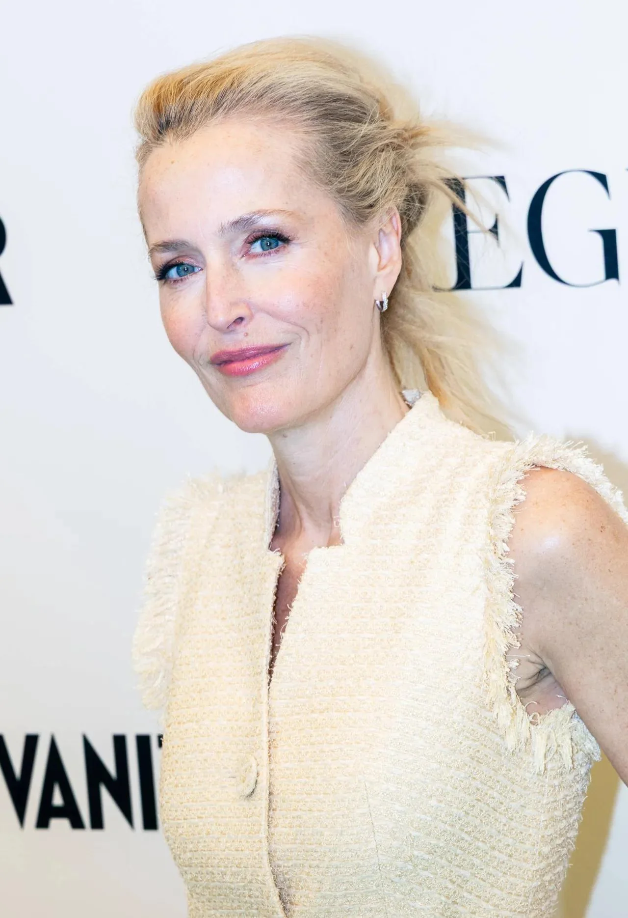 Gillian Anderson, 57 picture 7 of 9