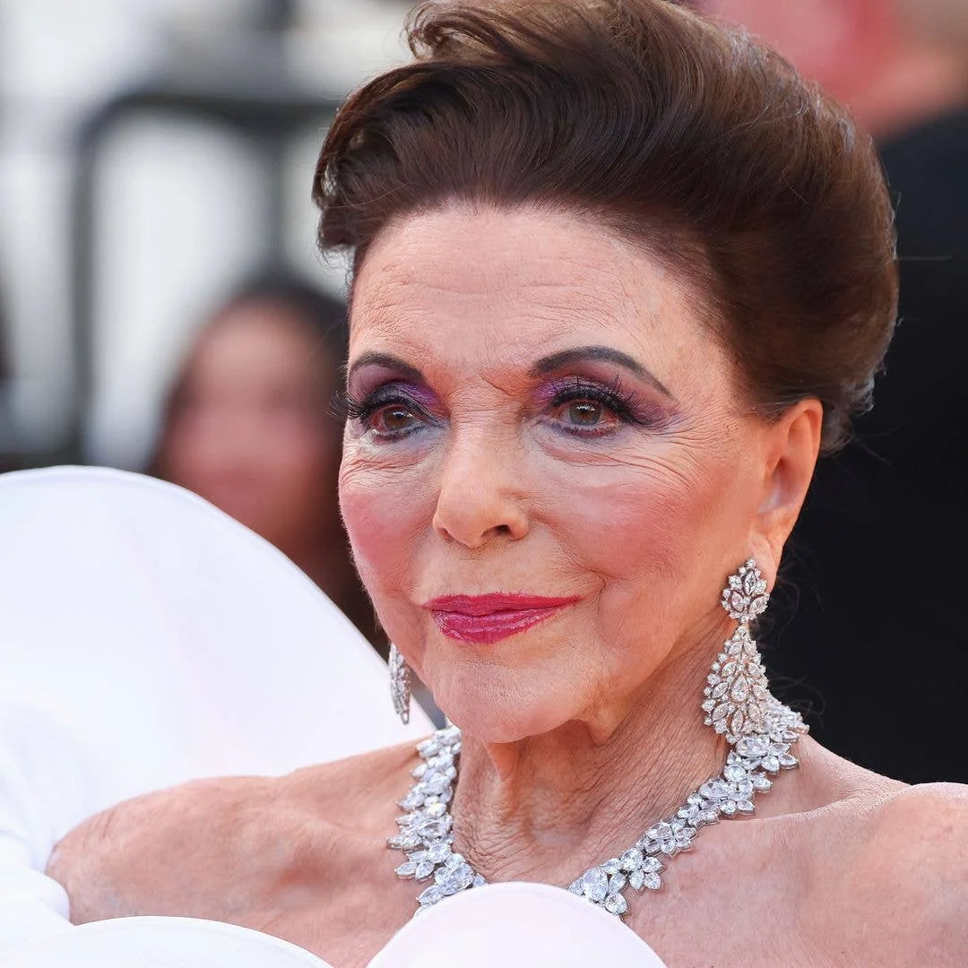Joan Collins, 92 picture 1 of 3