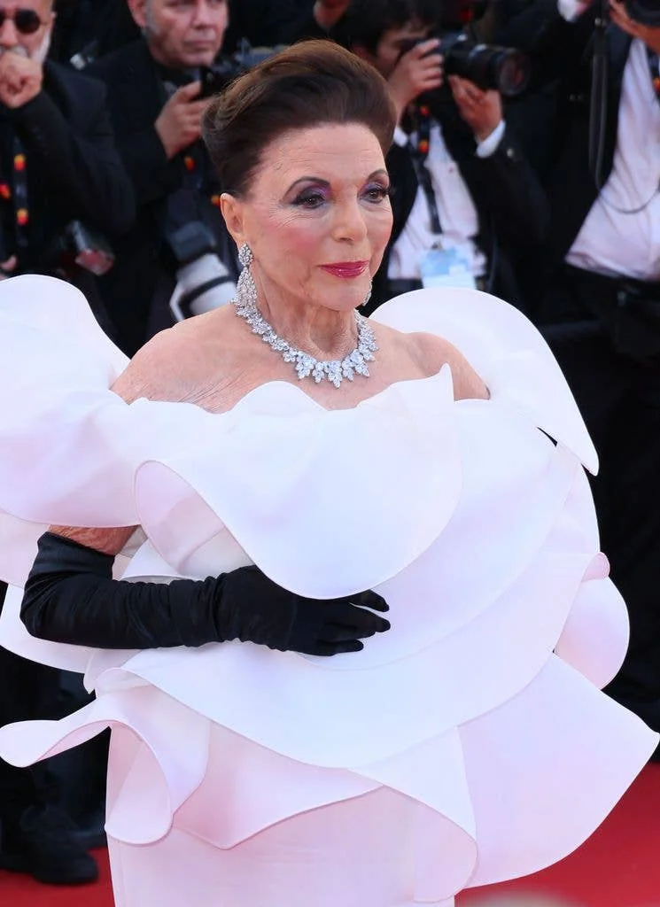 Joan Collins, 92 picture 2 of 3