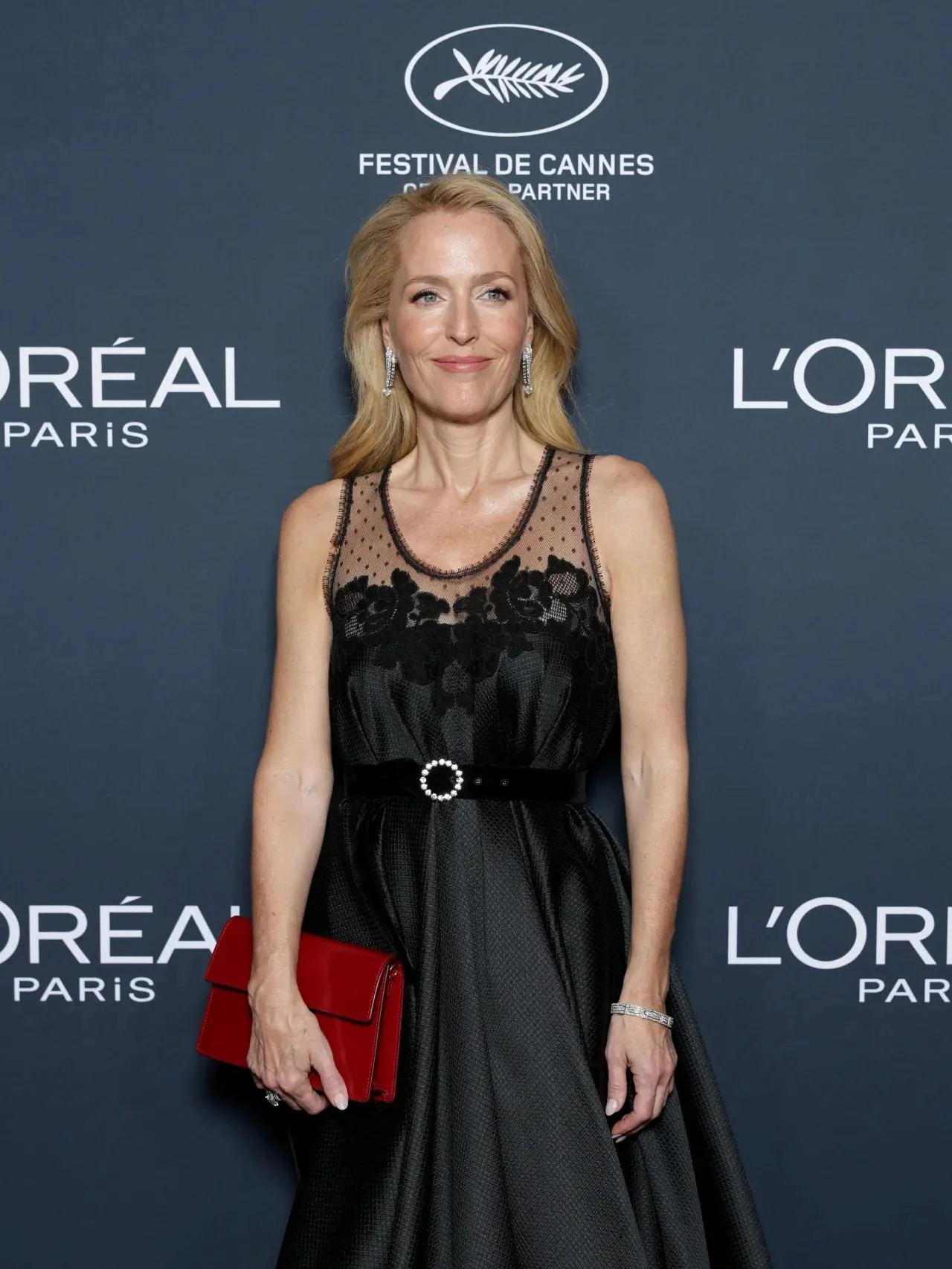 Gillian Anderson, 57 picture 2 of 2