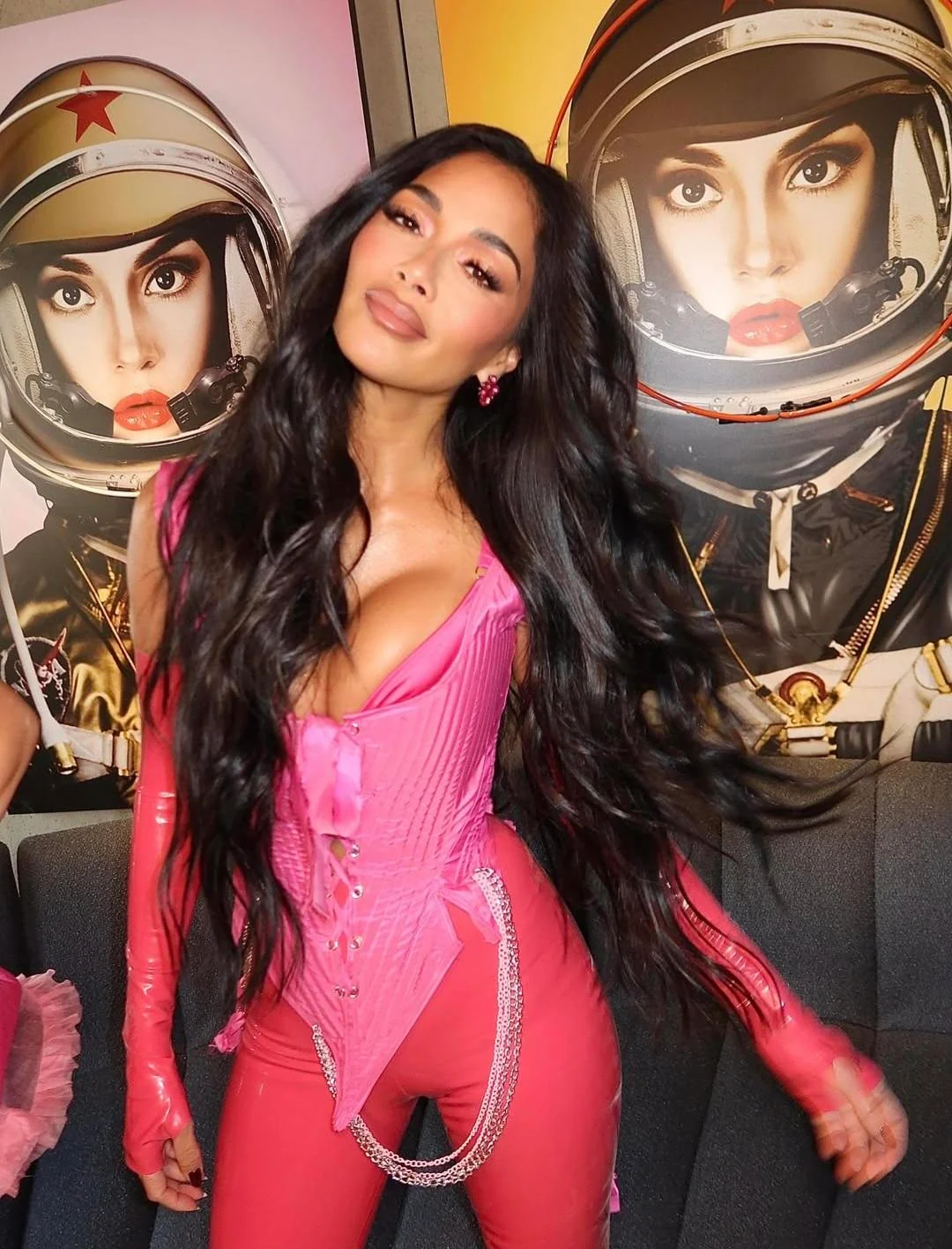 Nicole Scherzinger, 47 picture 1 of 3