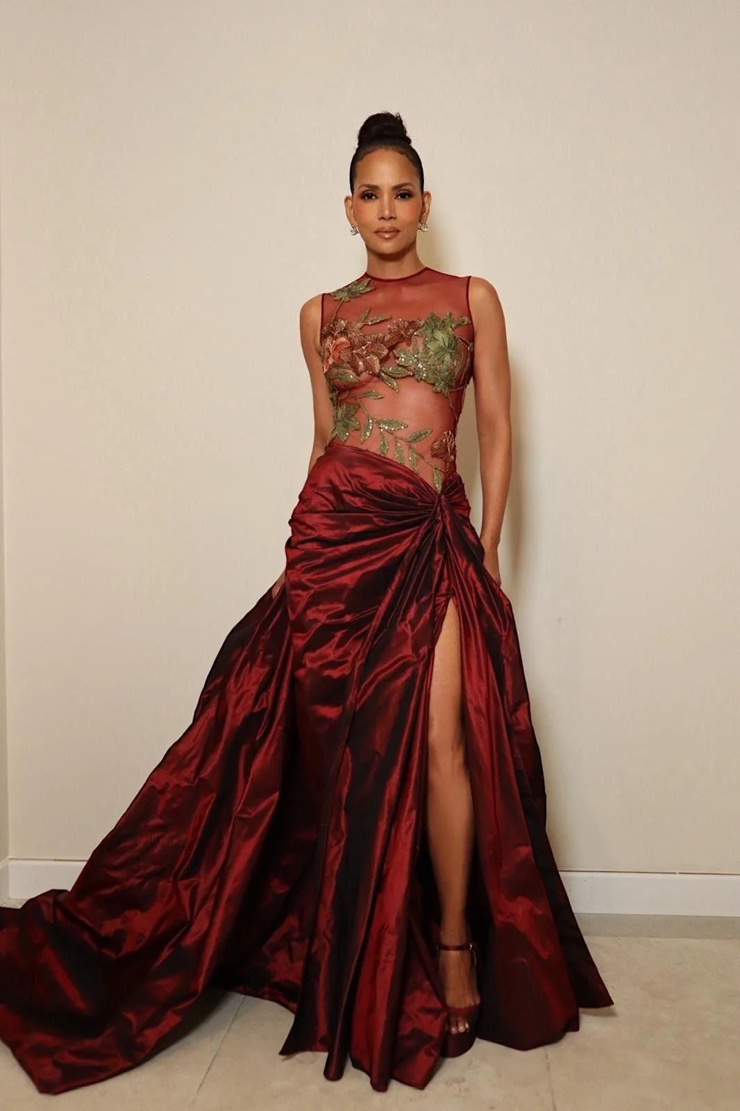 Halle Berry, 58 picture 1 of 2