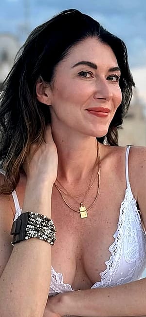 Jewel Staite, 42'