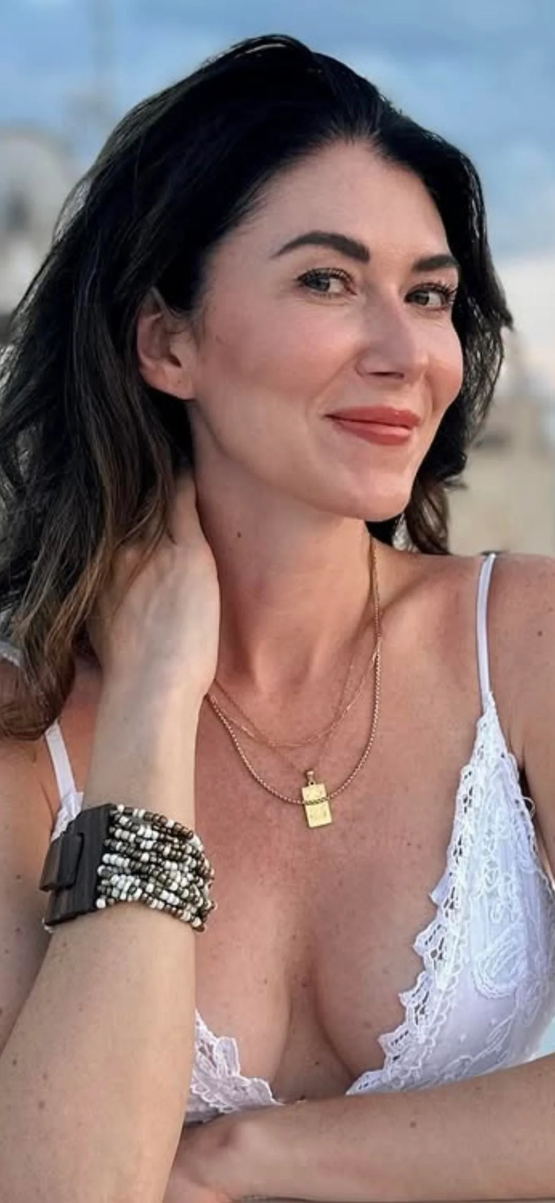 Jewel Staite, 42 picture 1 of 2