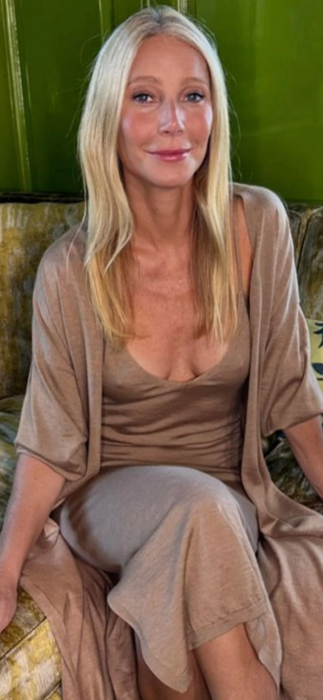Gwyneth Paltrow, 52 picture 1 of 2