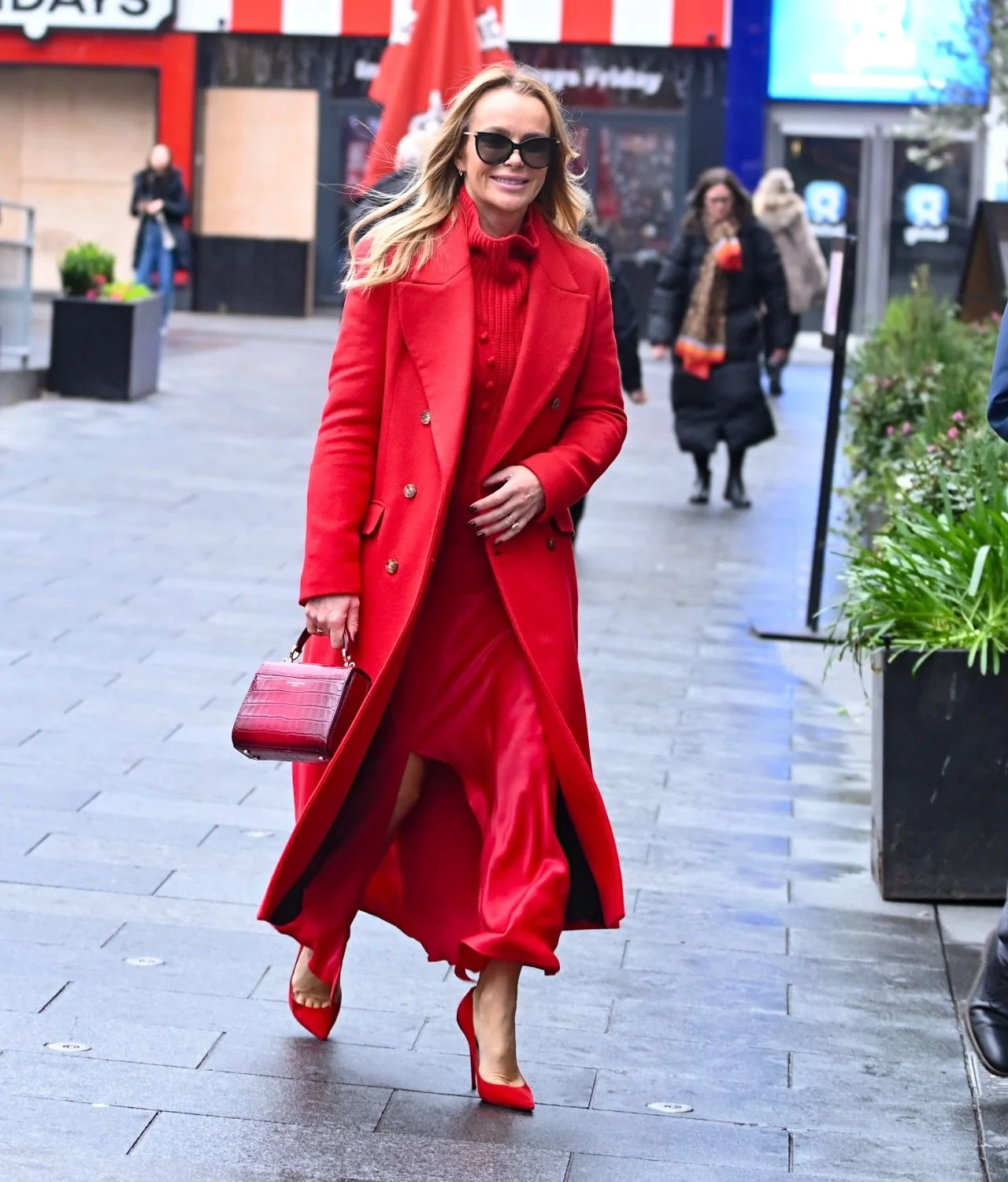 Amanda Holden, 53 picture 2 of 6