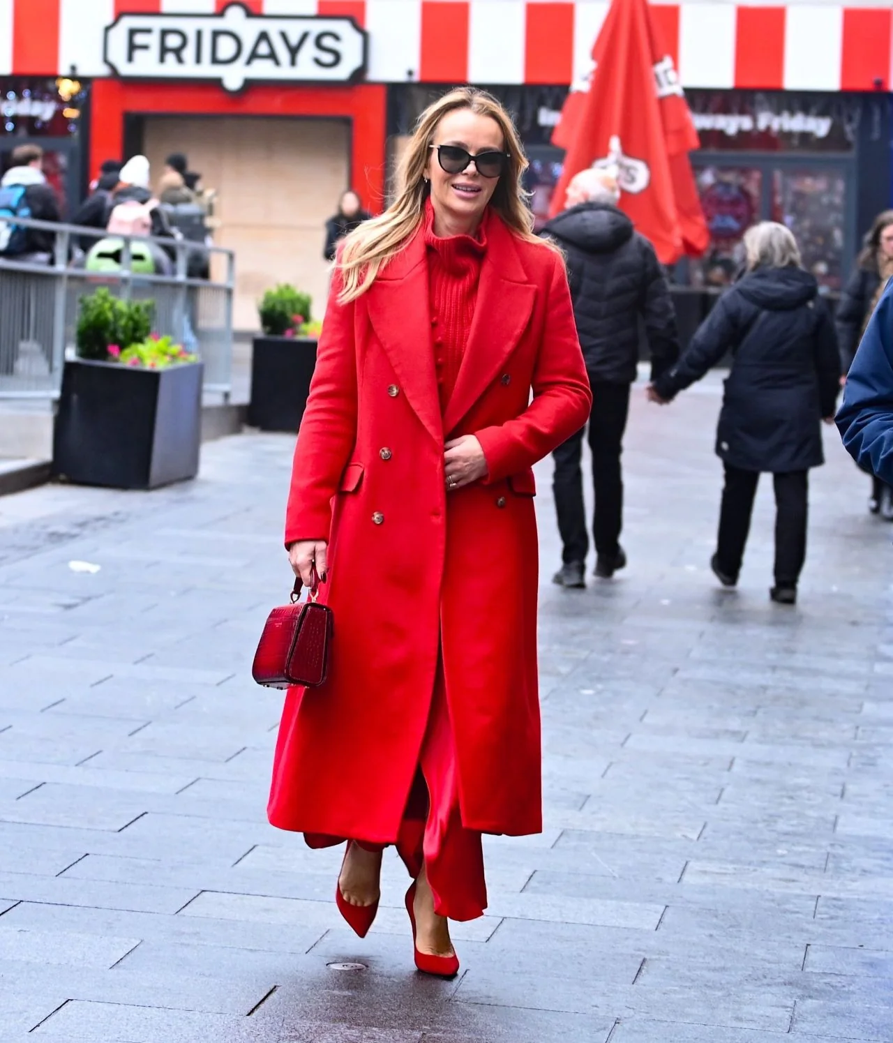 Amanda Holden, 53 picture 4 of 6