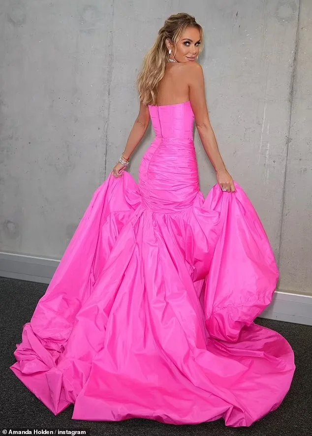 Amanda Holden, 53 picture 3 of 5