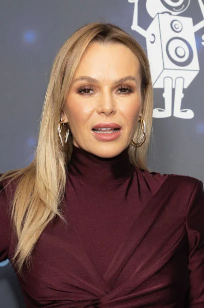 Amanda Holden, 53 picture 2 of 4