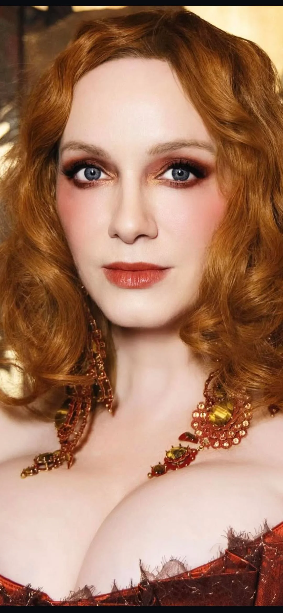 Christina Hendricks, 49 picture 1 of 2