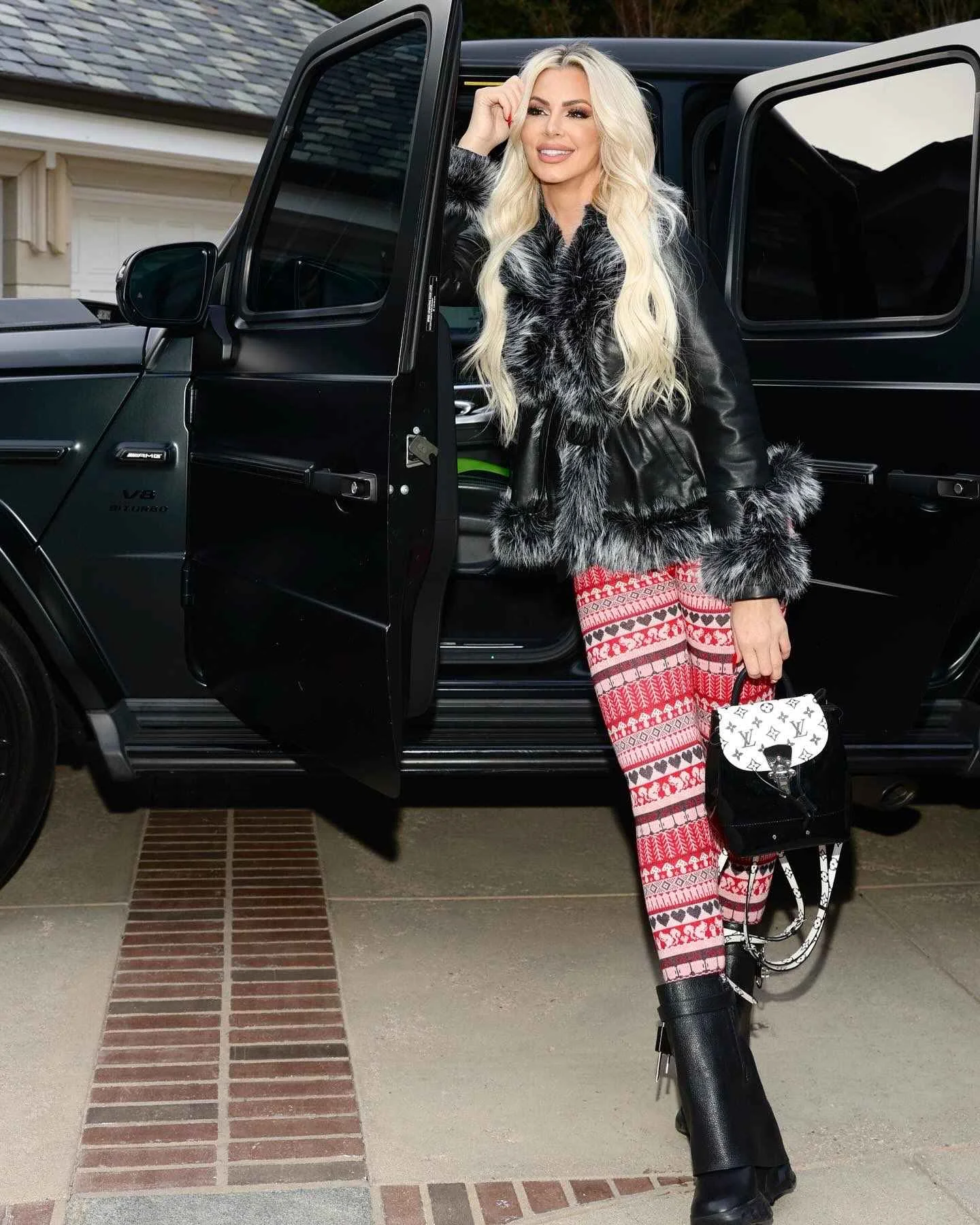 Maryse, 41 picture 1 of 2