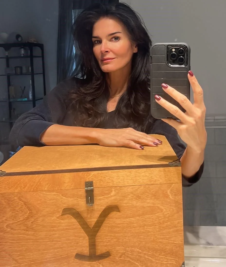 Angie Harmon, 52 picture 1 of 1