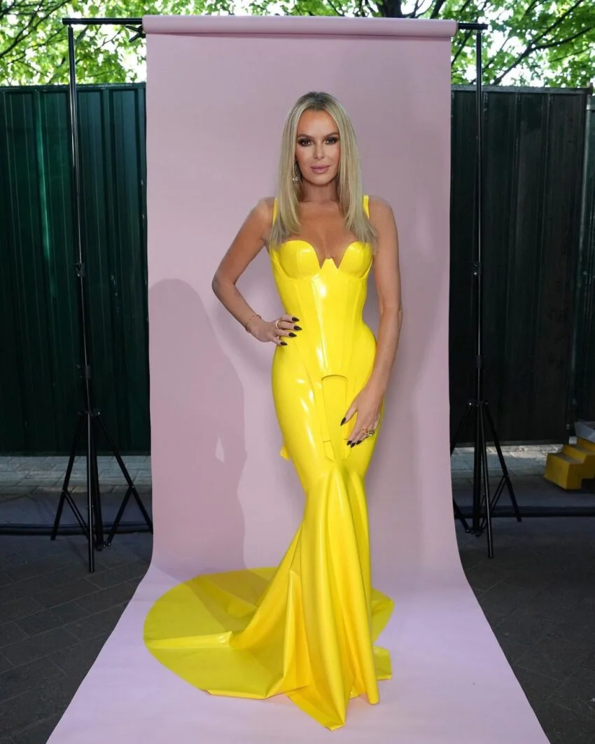 Amanda Holden, 53 picture 3 of 4