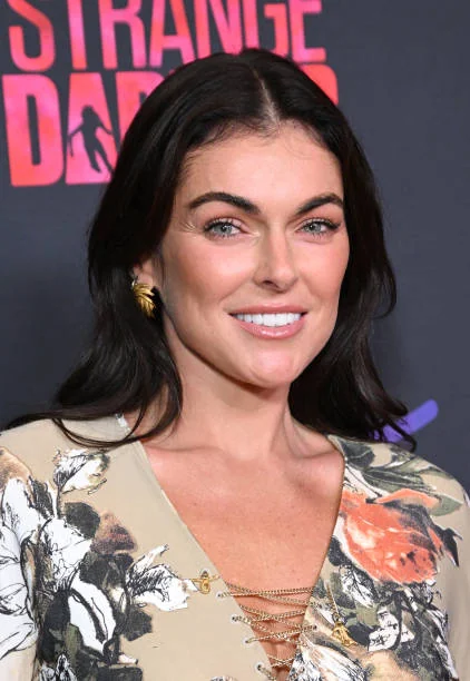 Serinda Swan, 40 picture 1 of 8