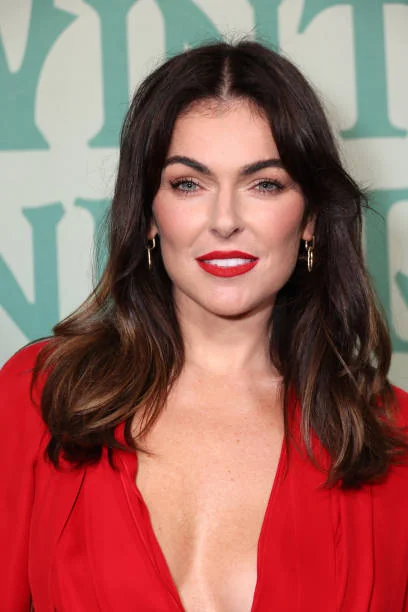 Serinda Swan, 40 picture 2 of 8