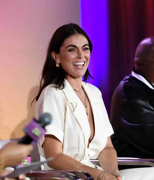 Serinda Swan, 40 picture 7 of 8