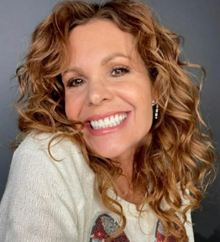 Robyn Lively, 52 picture 1 of 2