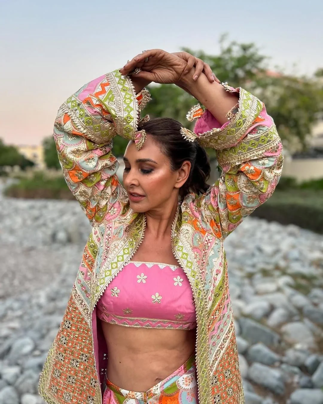 Lisa Ray, 52 picture 1 of 3