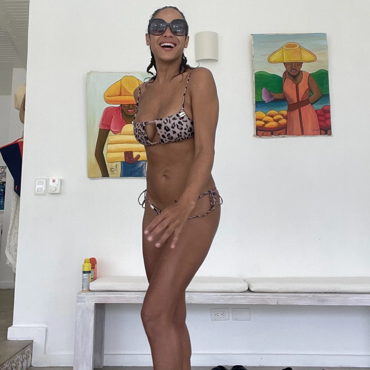 Dania Ramirez, 45 picture 1 of 2