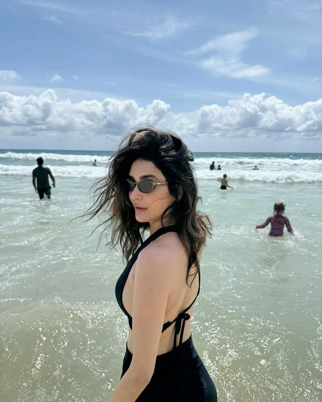 Karishma Tanna, 40 picture 3 of 4