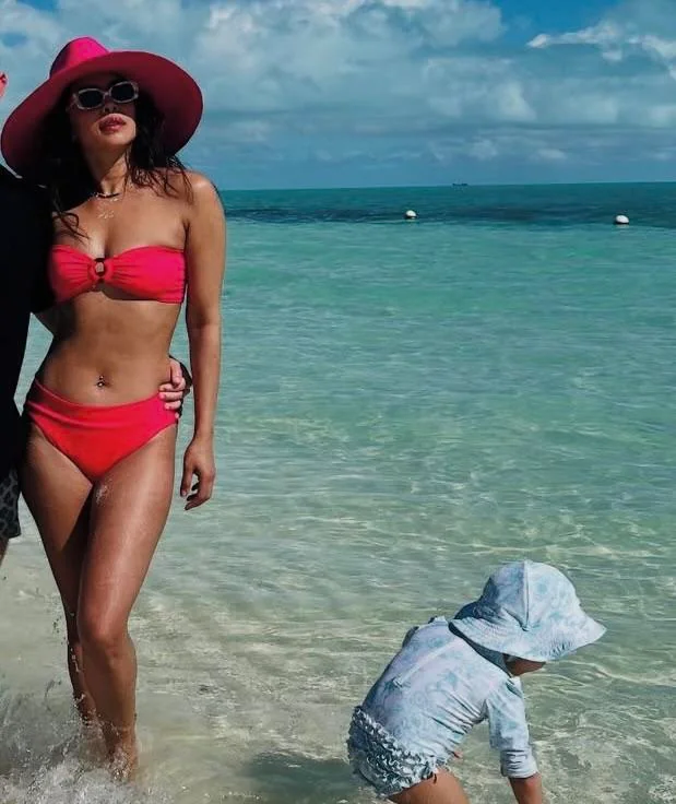 Priyanka Chopra, 42 picture 2 of 4