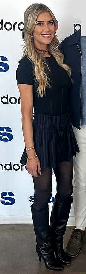 Christina Hall, 41'